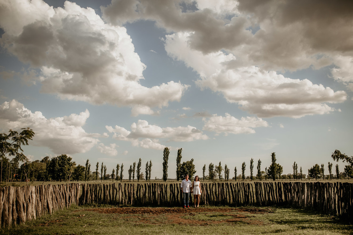Campo de trigo al atardecer. Pareja en la sesión post boda. Erika Fayolle