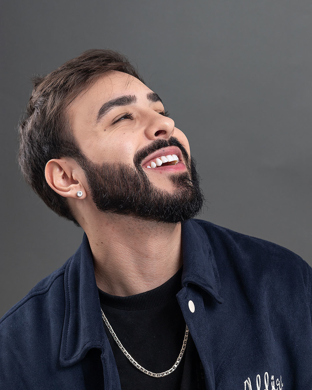 Imagem da transformação do sorriso com resina composta, sem desgastes dos dentes naturais. 