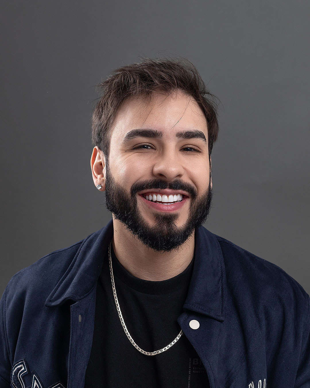 Imagem da transformação do sorriso com resina composta, sem desgastes dos dentes naturais. 