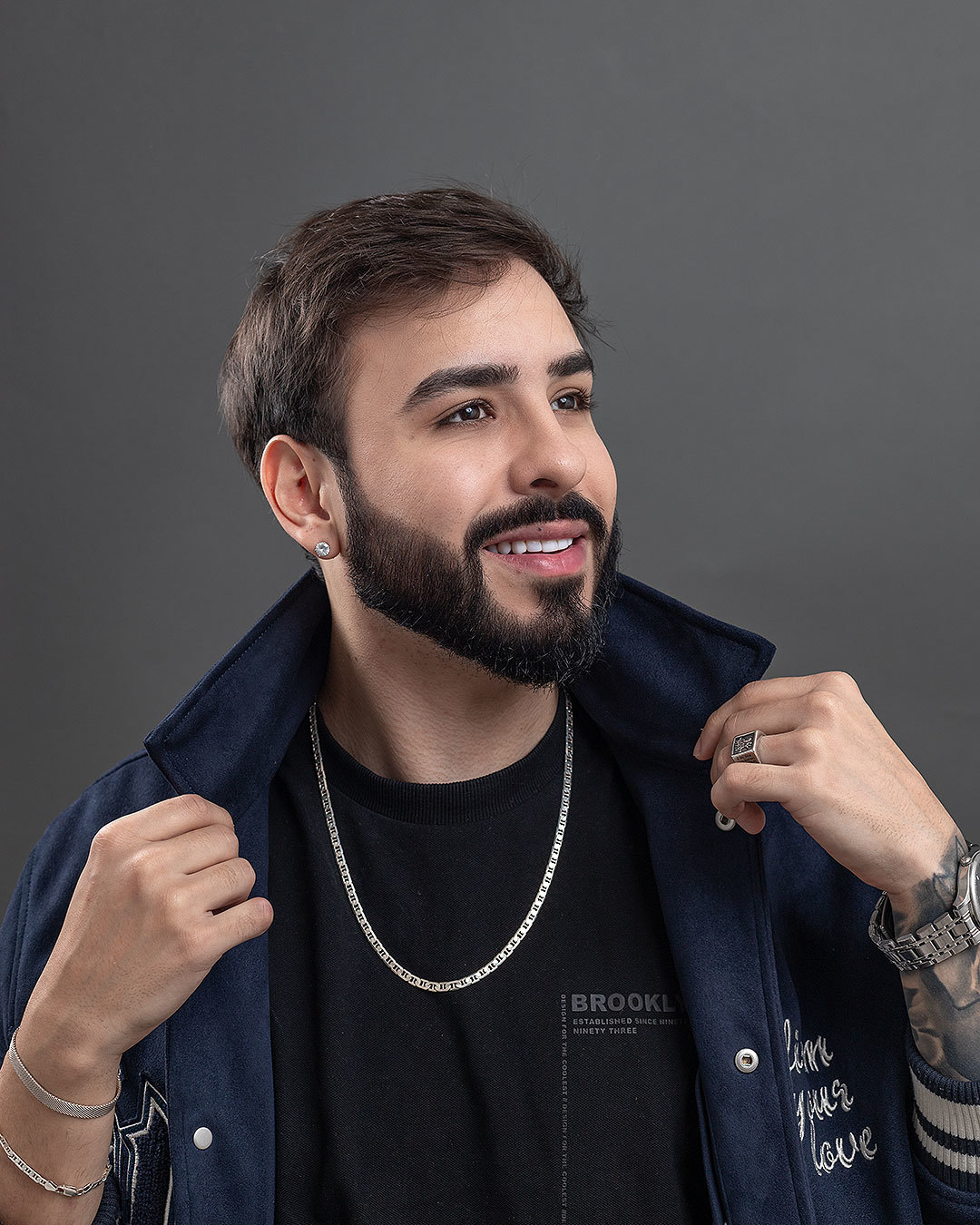 Imagem da transformação do sorriso com resina composta, sem desgastes dos dentes naturais. 