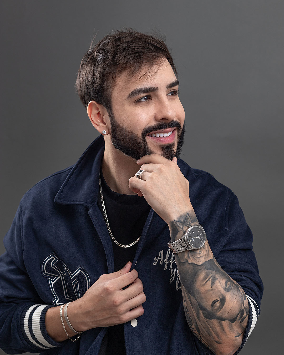 Imagem da transformação do sorriso com resina composta, sem desgastes dos dentes naturais. 