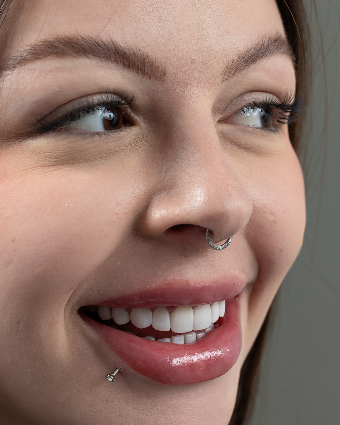 Quer um sorriso que te represente? A resina composta é a solução perfeita para você! Veja como essa técnica pode corrigir imperfeições, clarear os dentes e te proporcionar um sorriso mais harmônico. Agende sua consulta e mude sua vida!