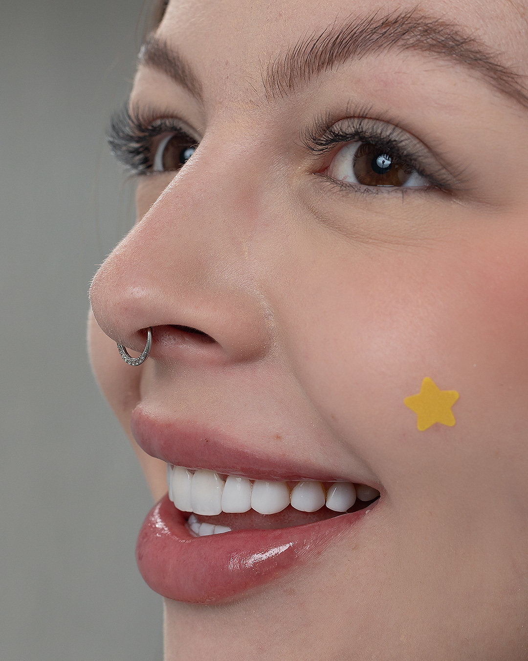 Quer um sorriso que te represente? A resina composta é a solução perfeita para você! Veja como essa técnica pode corrigir imperfeições, clarear os dentes e te proporcionar um sorriso mais harmônico. Agende sua consulta e mude sua vida!