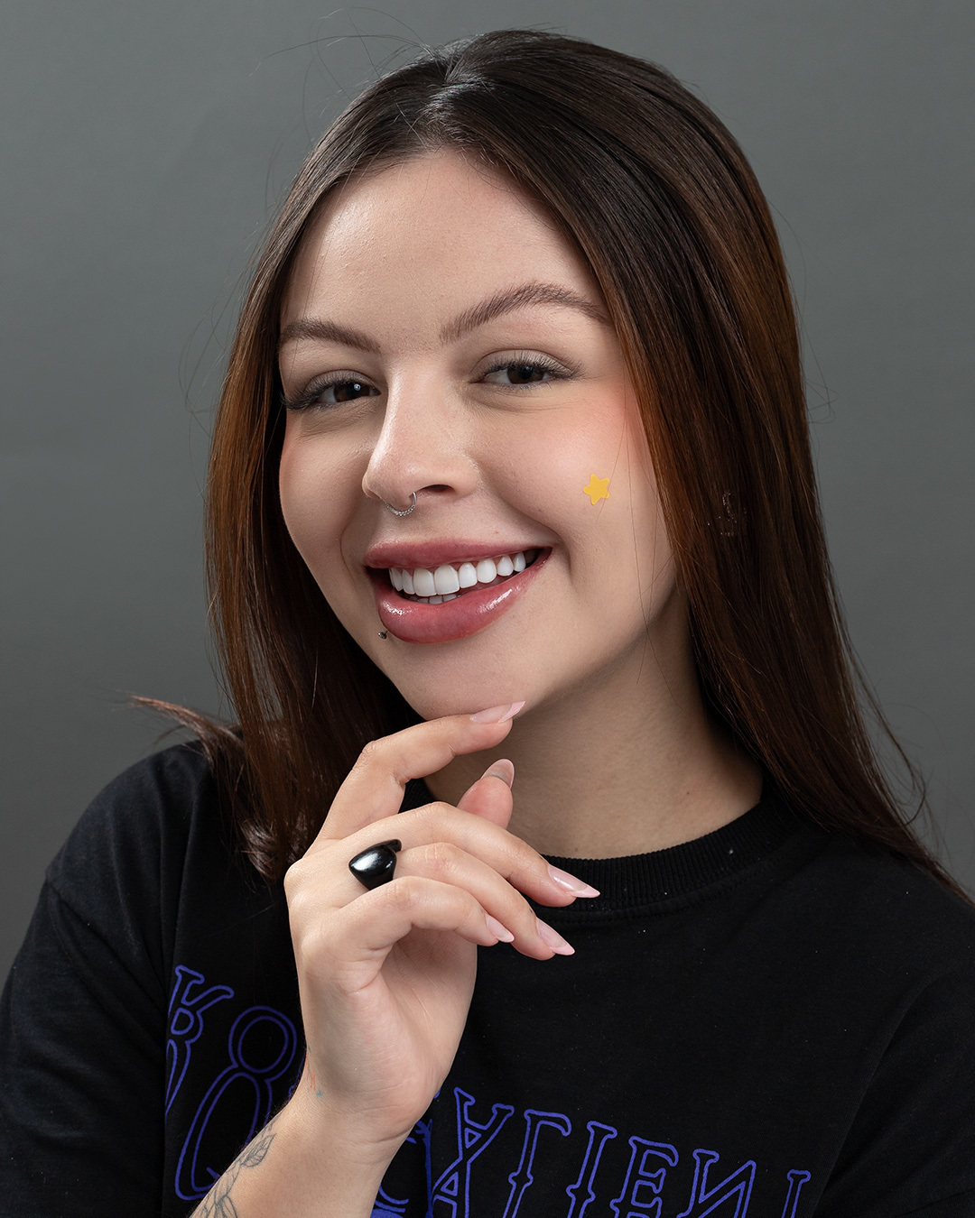 Quer um sorriso que te represente? A resina composta é a solução perfeita para você! Veja como essa técnica pode corrigir imperfeições, clarear os dentes e te proporcionar um sorriso mais harmônico. Agende sua consulta e mude sua vida!