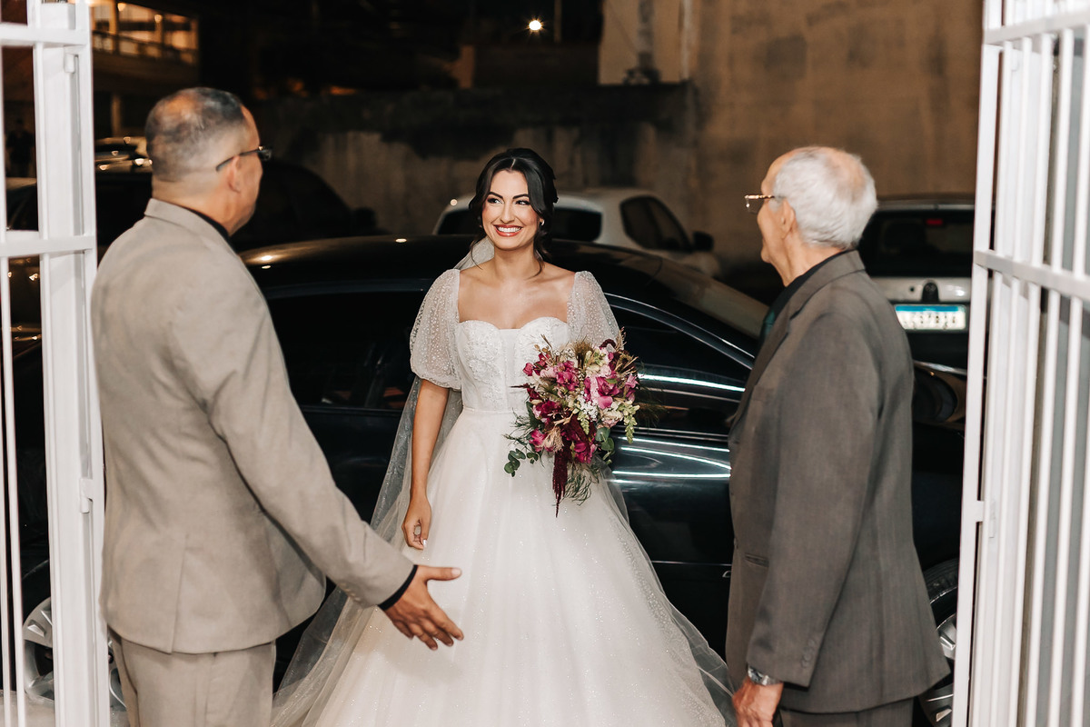 registro fotográfico do casamento de ALYCIA  e THIAGO , em Vila Velha-ES, por Schmitz Fotografia, fotógrafos de casamento no Espírito Santo, noiva na Igreja Maranata
