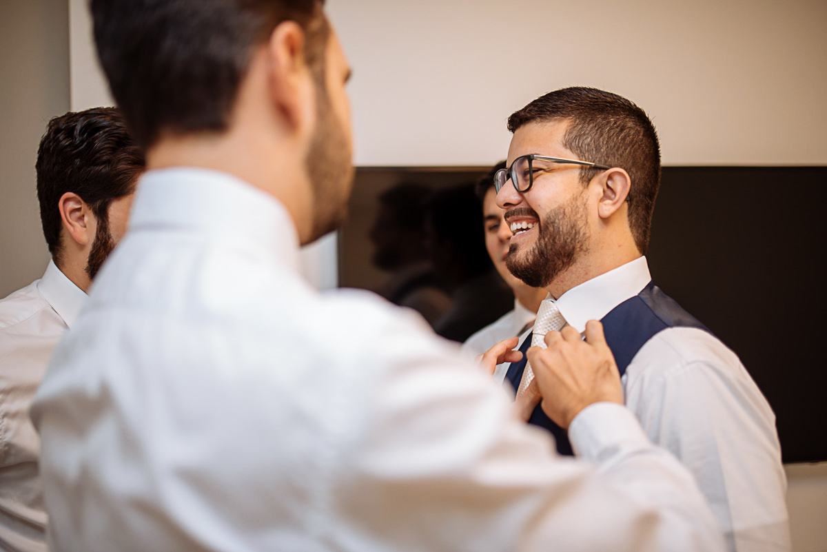 noivo se arrumando com amigos