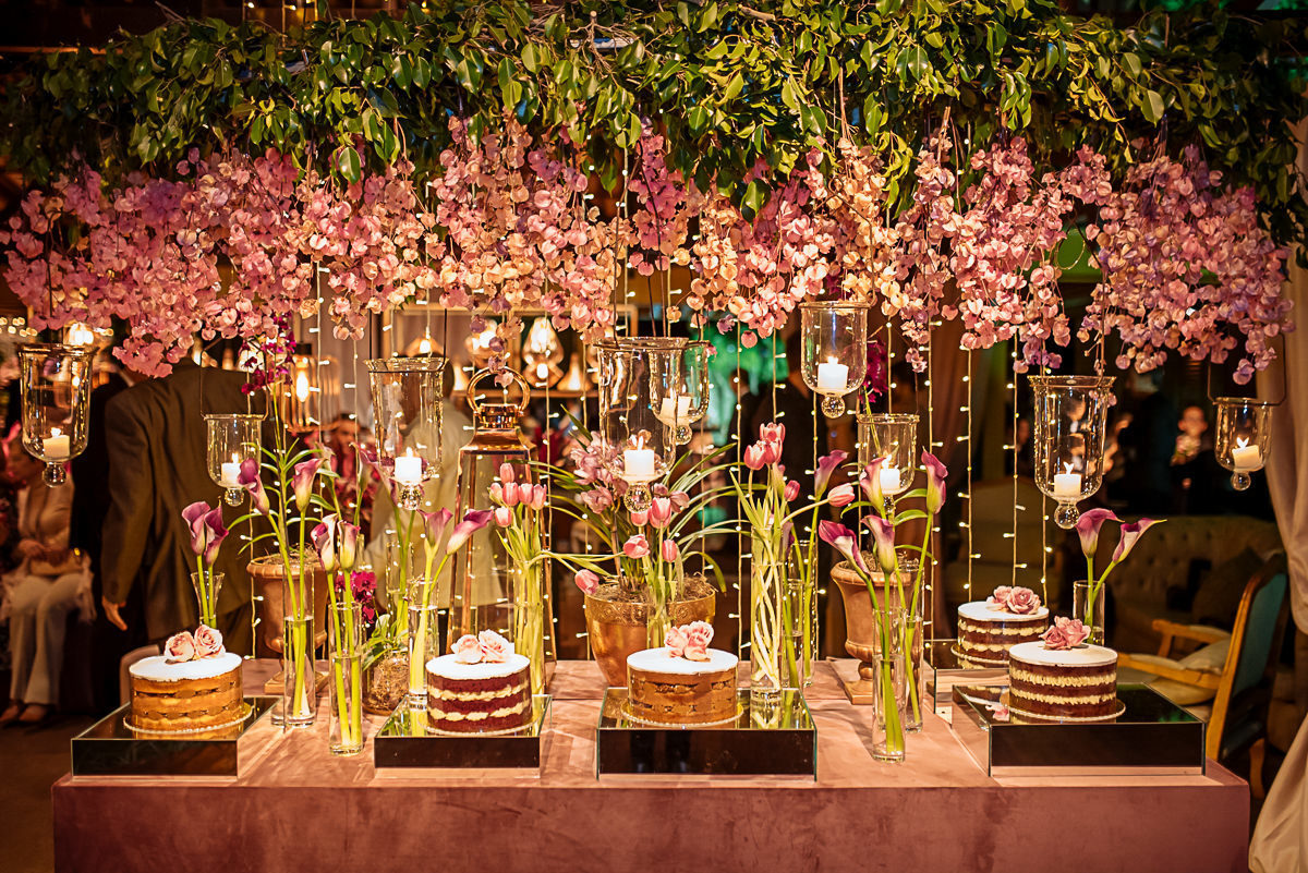 detalhes da mesa com bolos