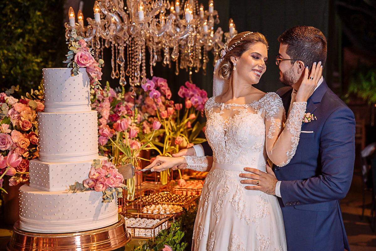 noivos na mesa do bolo