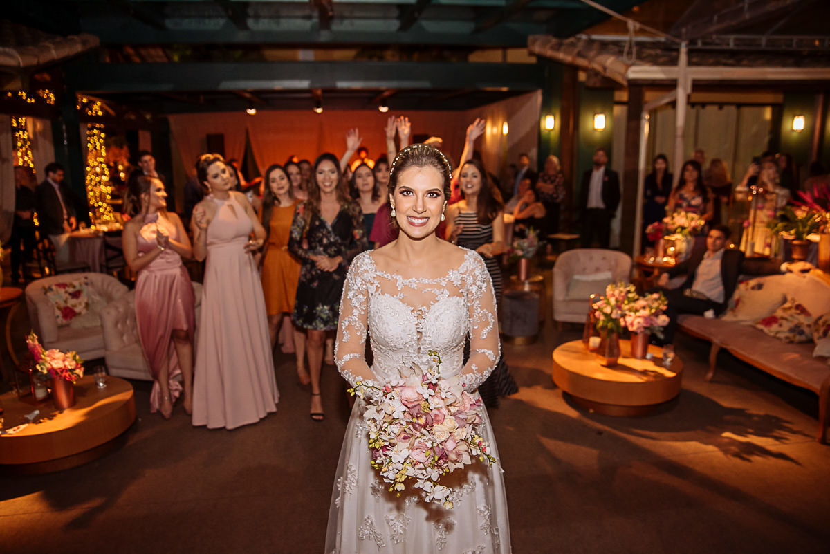 noiva se preparando para jogar o bouquet