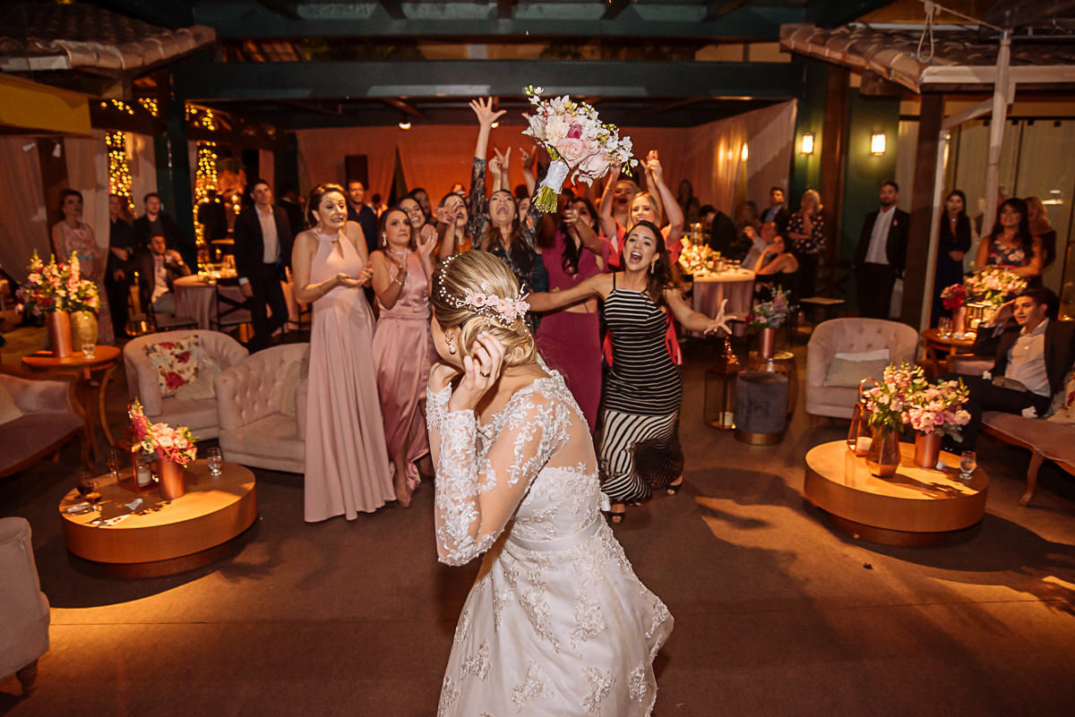 noiva jogando o bouquet