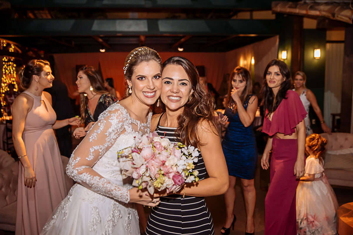 noiva com a moça que pegou o bouquet