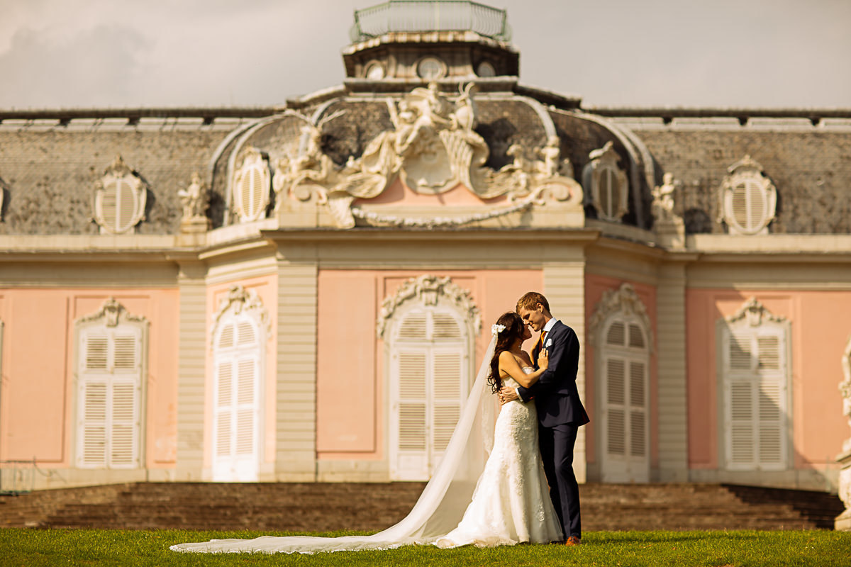 noivos em frente a uma construção bonita