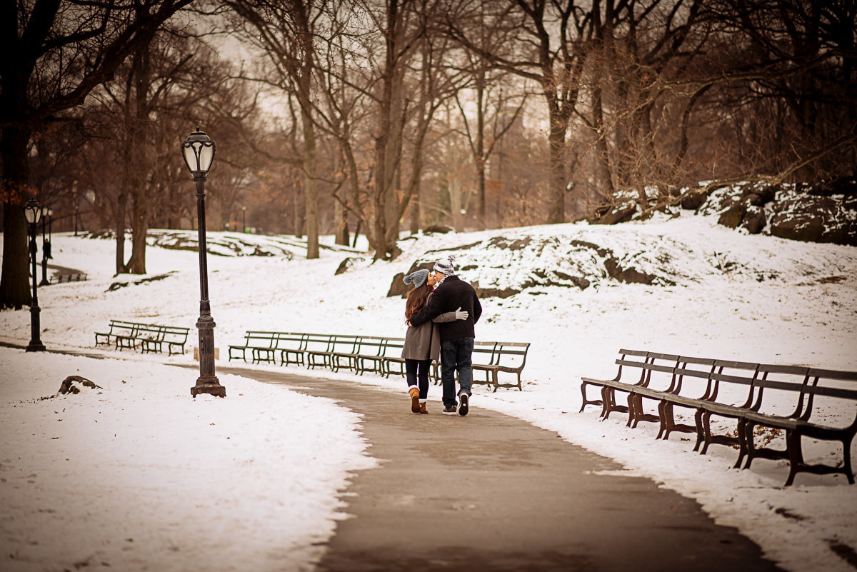 ensaio fotográfico de noivos em Nova Iorque, EUA com os noivos andando juntos no  Central Park