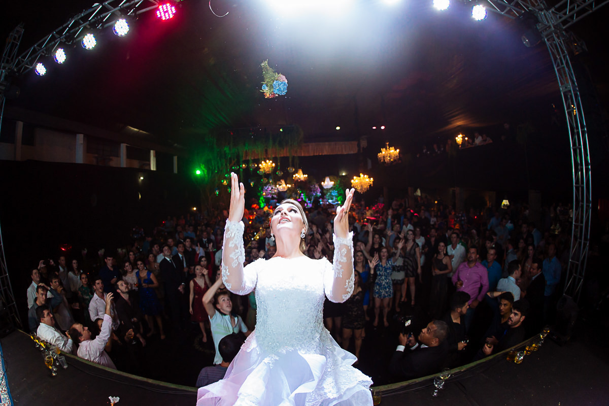 noiva jogando o bouquet