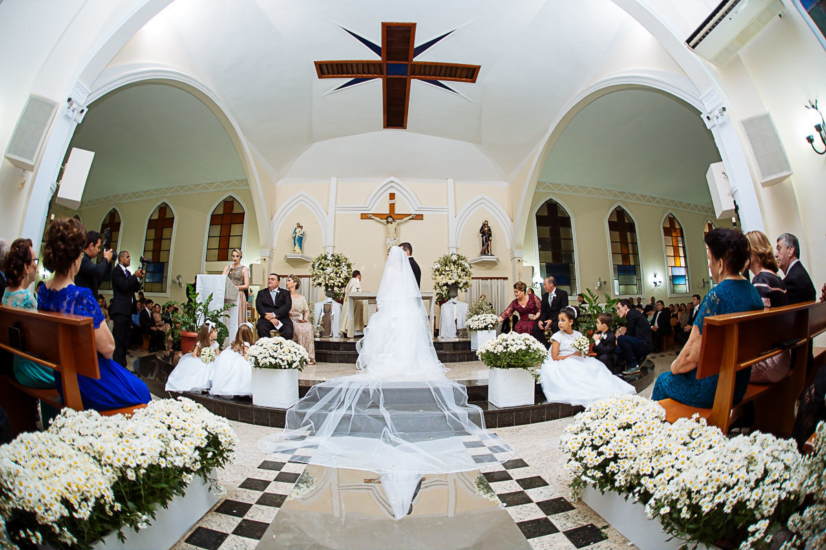 noivos na cerimônia - foto aberta