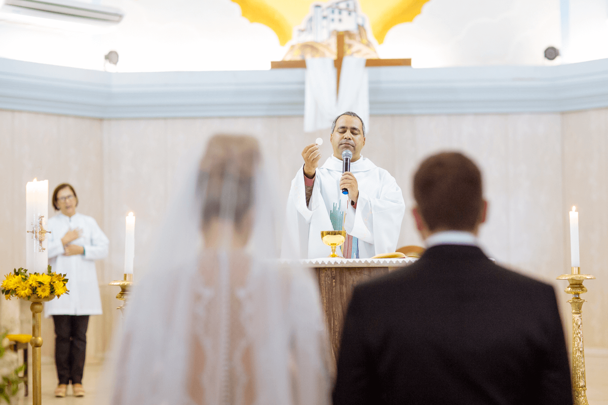 registro fotográfico de um casamento em Alegre-ES por Schmitz Fotografia, fotógrafos de casamento no Espírito Santo, noivos olhando para o padre