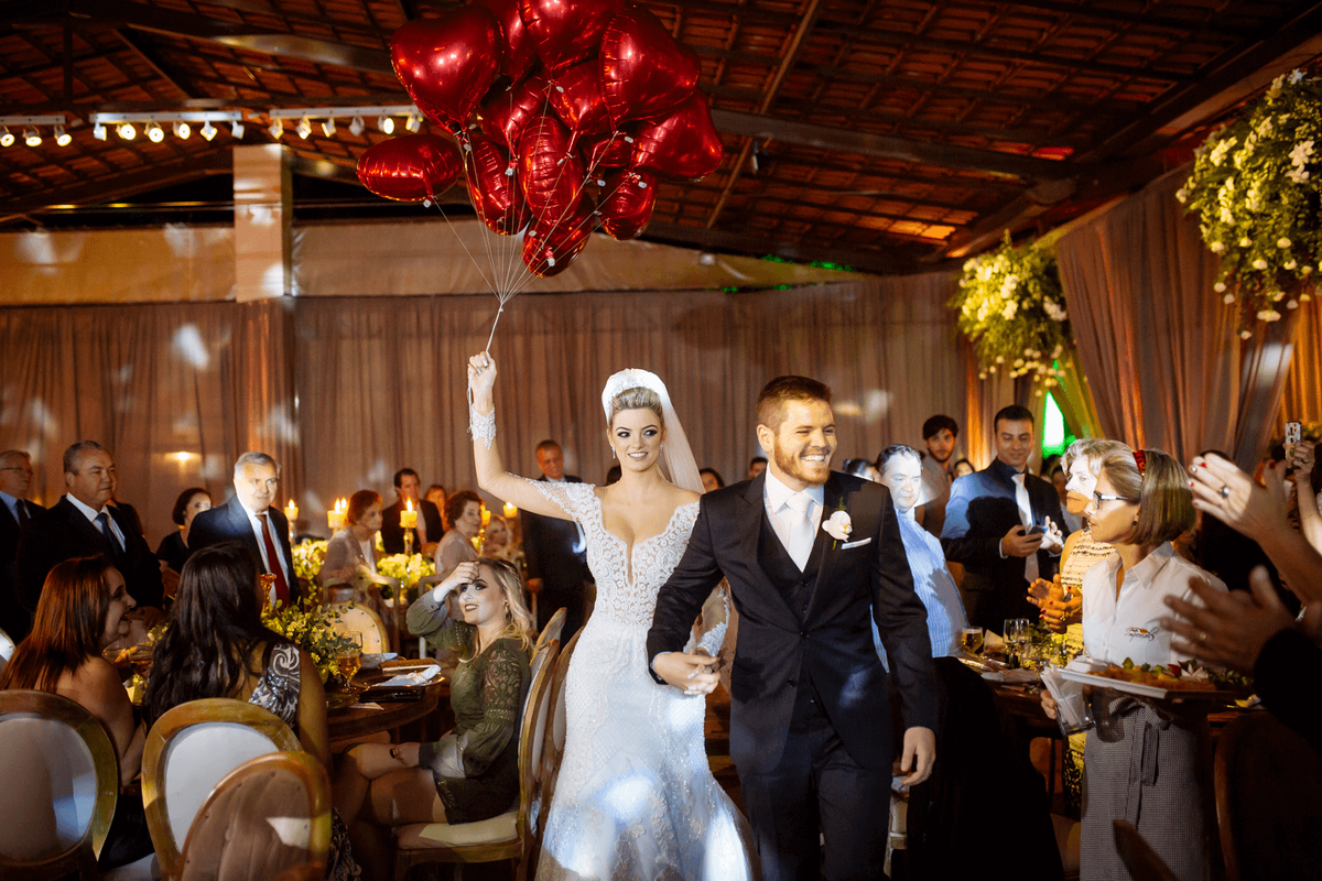 registro fotográfico de um casamento em Alegre-ES por Schmitz Fotografia, fotógrafos de casamento no Espírito Santo, entrada dos noivos na recepção