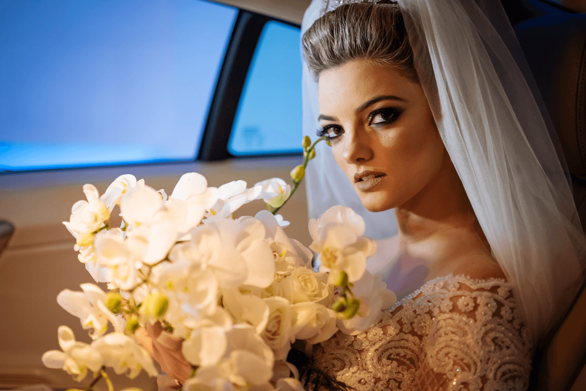 registro fotográfico de um casamento em Alegre-ES por Schmitz Fotografia, fotógrafos de casamento no Espírito Santo, noiva no carro