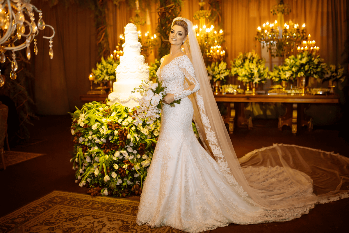registro fotográfico de um casamento em Alegre-ES por Schmitz Fotografia, fotógrafos de casamento no Espírito Santo, noiva na mesa do bolo
