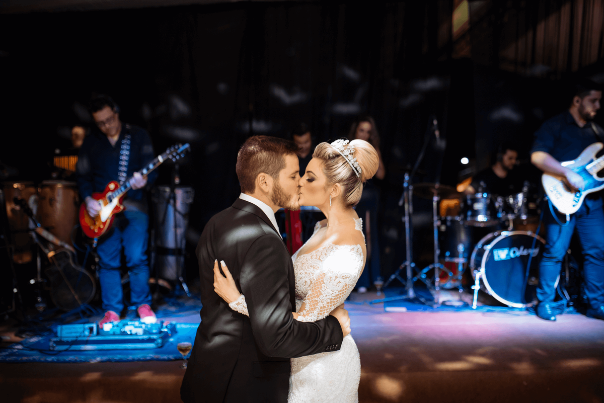 registro fotográfico de um casamento em Alegre-ES por Schmitz Fotografia, fotógrafos de casamento no Espírito Santo, noivos se beijando