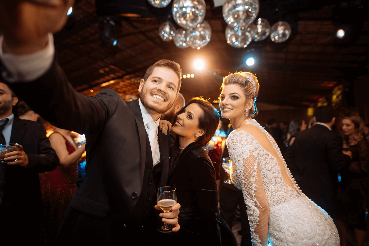 registro fotográfico de um casamento em Alegre-ES por Schmitz Fotografia, fotógrafos de casamento no Espírito Santo, noivos na pista de dança, fazendo uma selfie