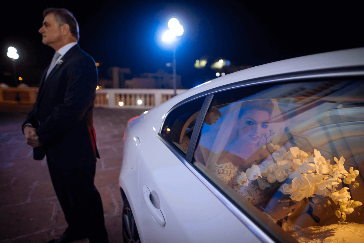 registro fotográfico de um casamento em Alegre-ES por Schmitz Fotografia, fotógrafos de casamento no Espírito Santo, noiva no carro olhando pelo vidro