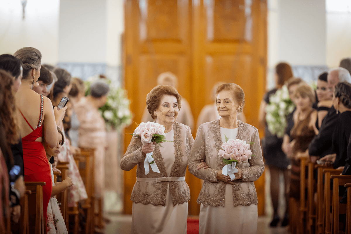 registro fotográfico de um casamento em Alegre-ES por Schmitz Fotografia, fotógrafos de casamento no Espírito Santo, entrada das alianças sendo trazidas pela avó da noiva