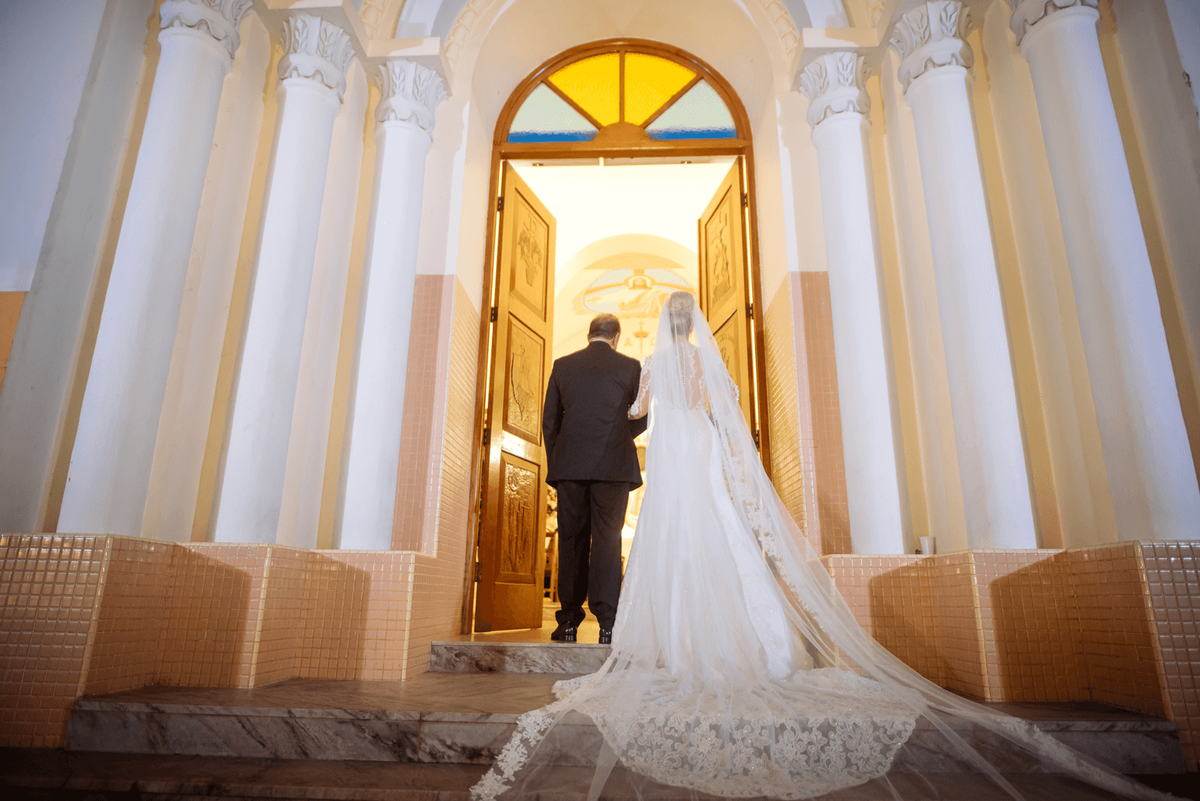 registro fotográfico de um casamento em Alegre-ES por Schmitz Fotografia, fotógrafos de casamento no Espírito Santo, noiva se preparando para entrar na igreja