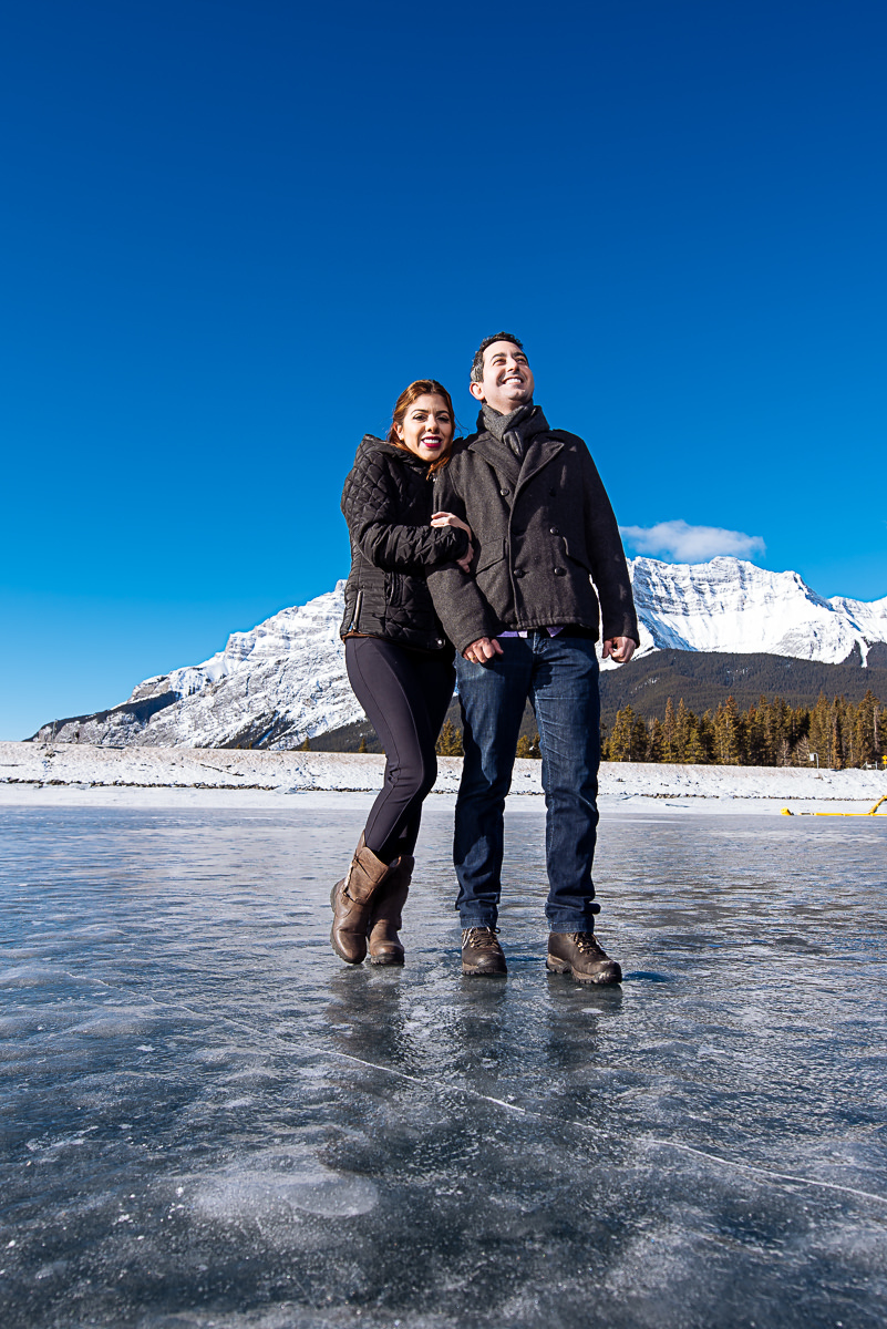 noivos em uma linda paisagem