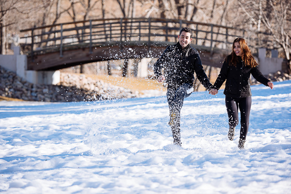 noivos chutando a neve