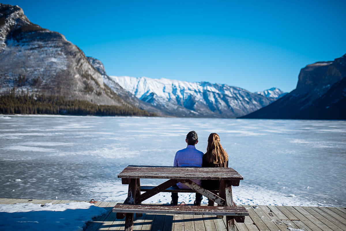 noivos olhando a paisagem
