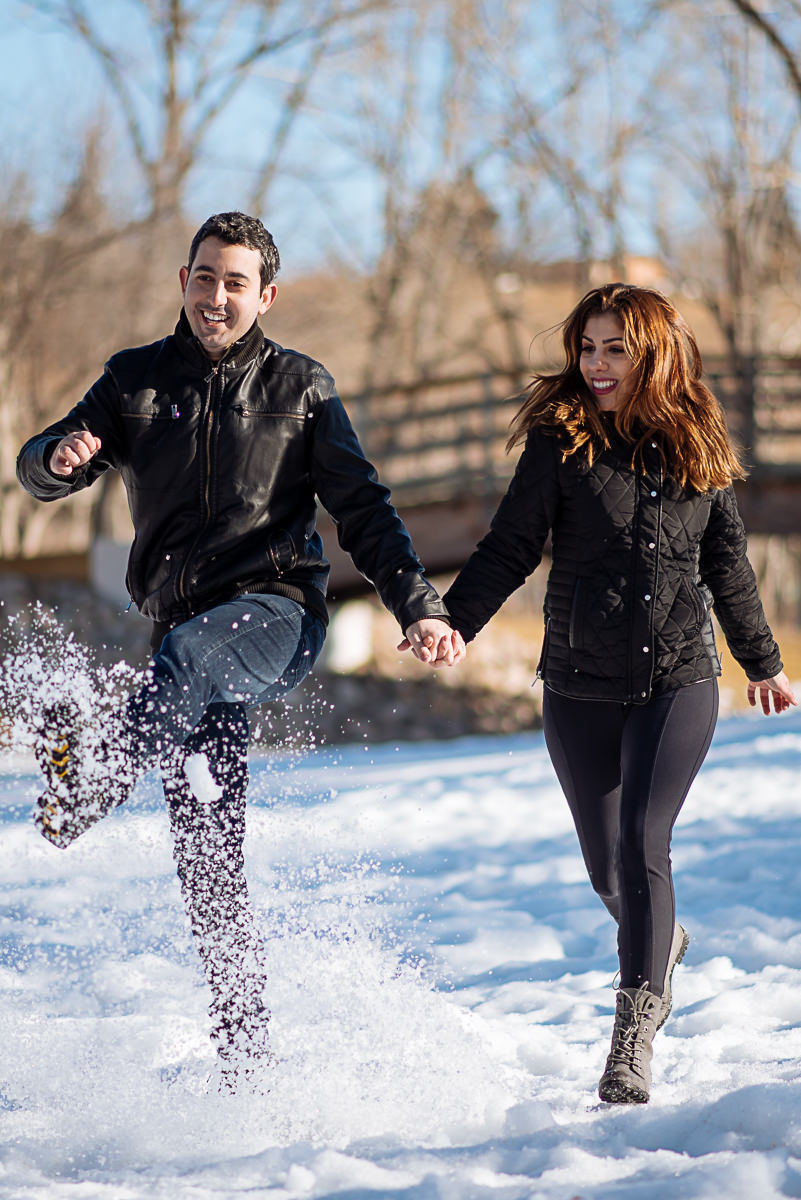 noivos brincando na neve