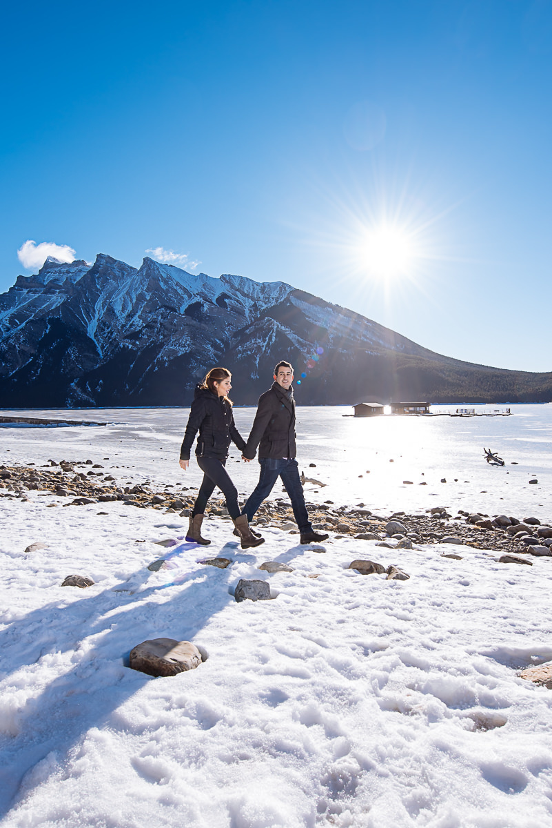 noivos caminhando na neve
