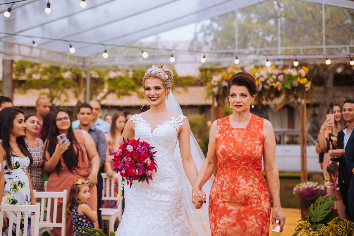 noiva entrando com a mãe