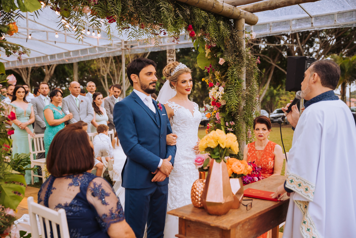 noivos na cerimônia