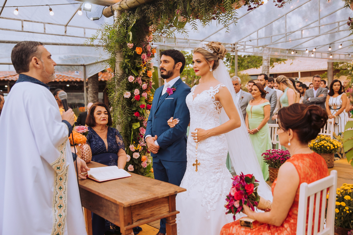 noivos em frente ao celebrante
