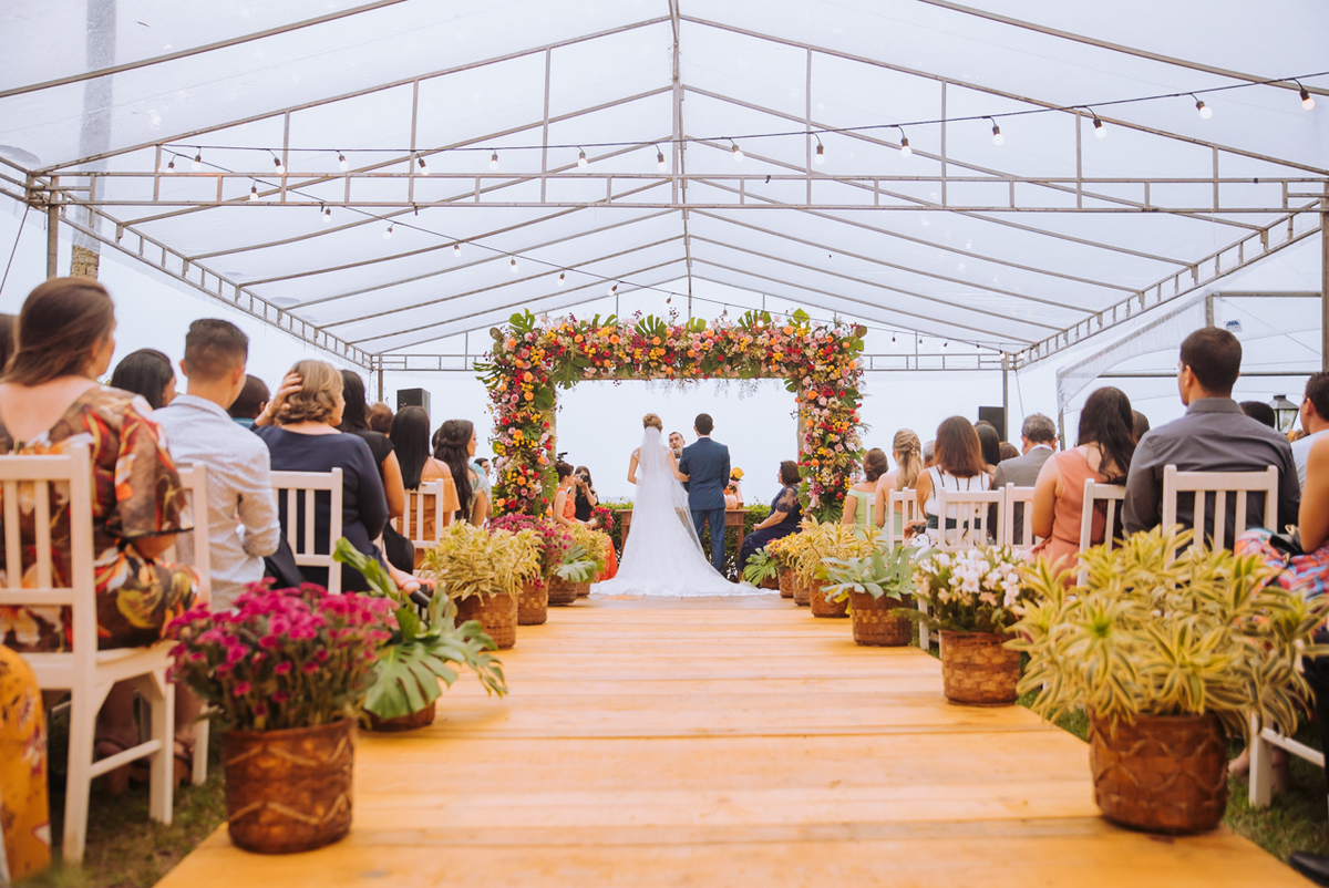 visão panorâmica dos noivos na cerimônia