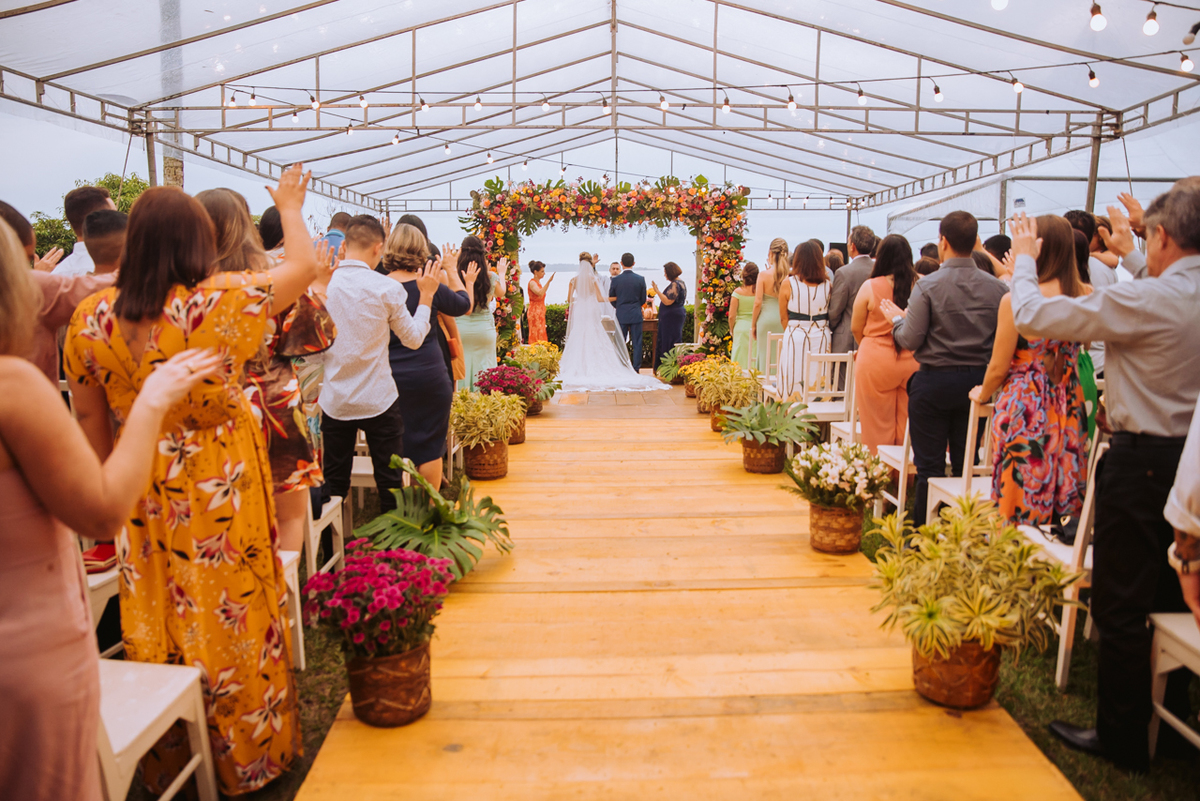 noivos na cerimônia em foto angular