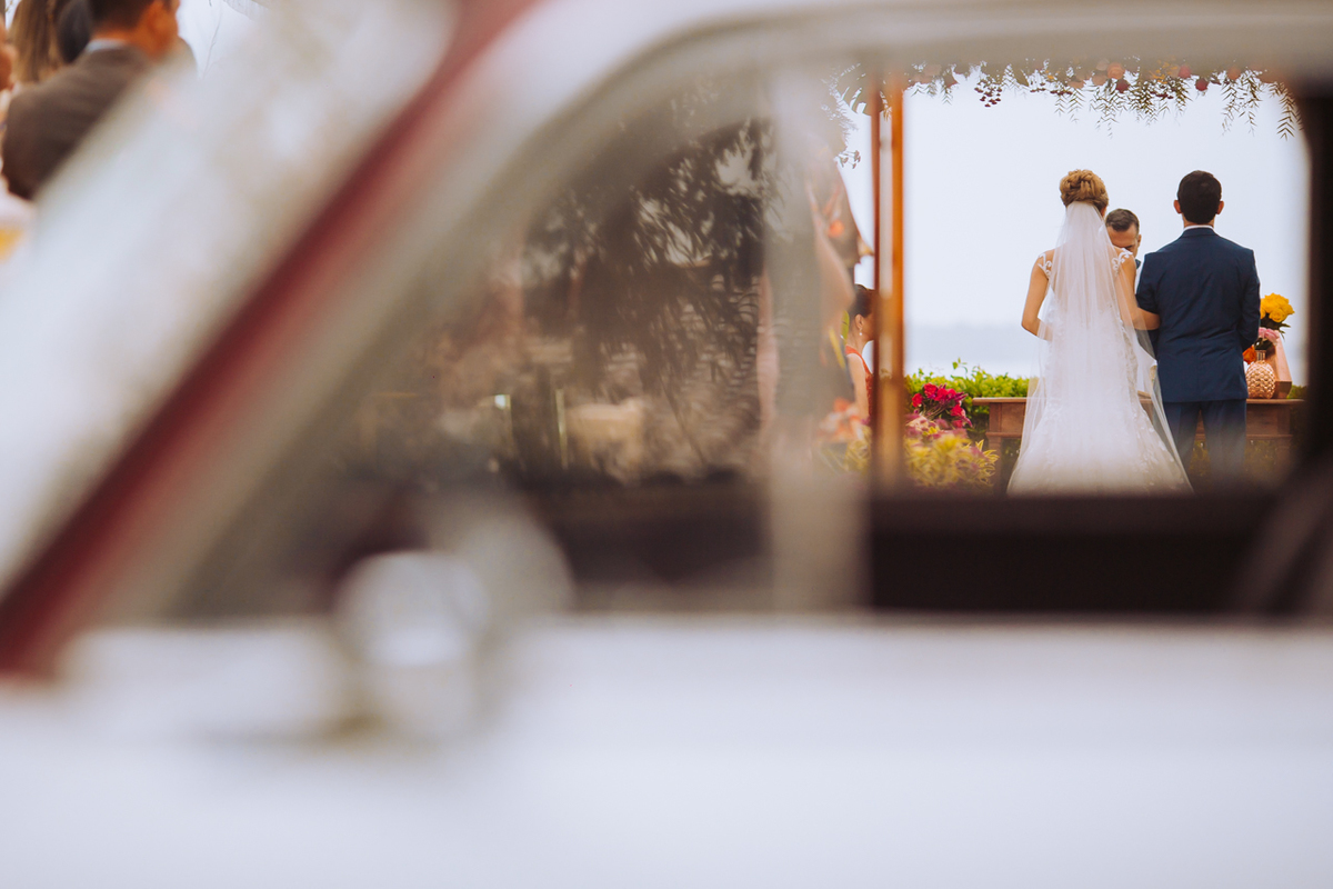 noivos sendo vistos pela janela do carro