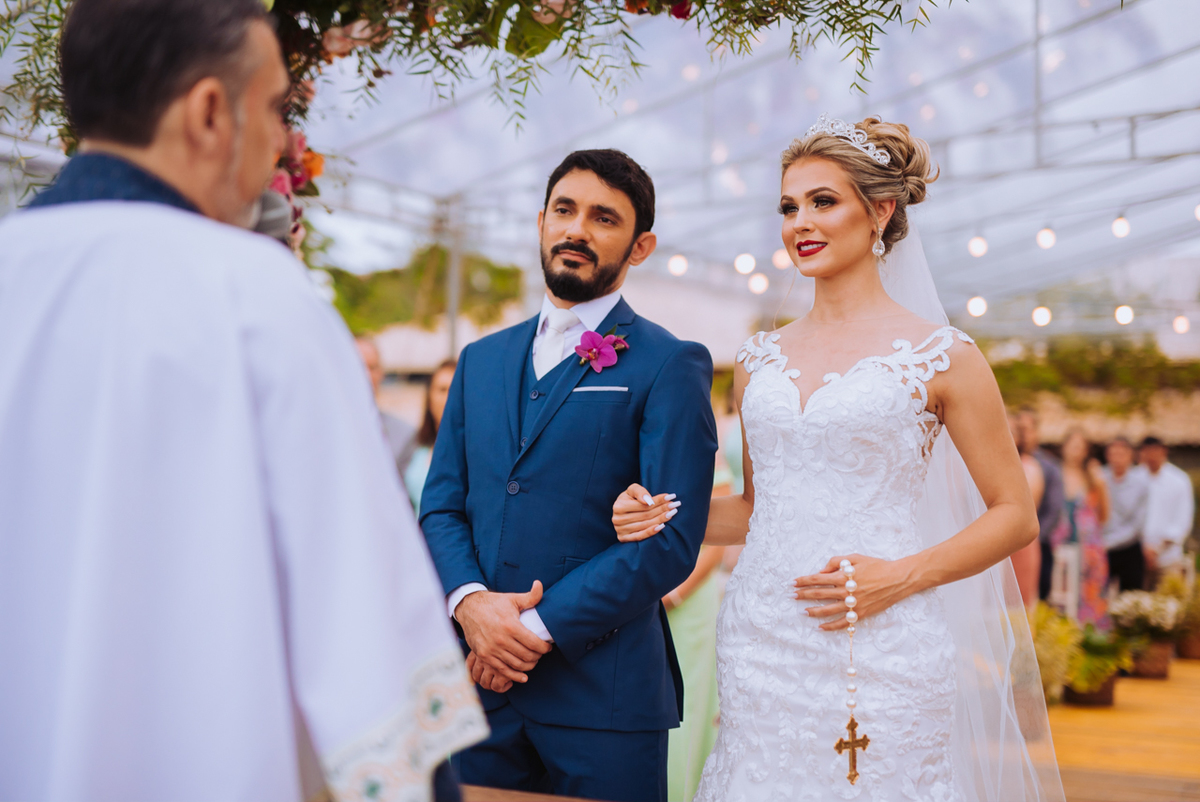 noivos olhando para o celebrante