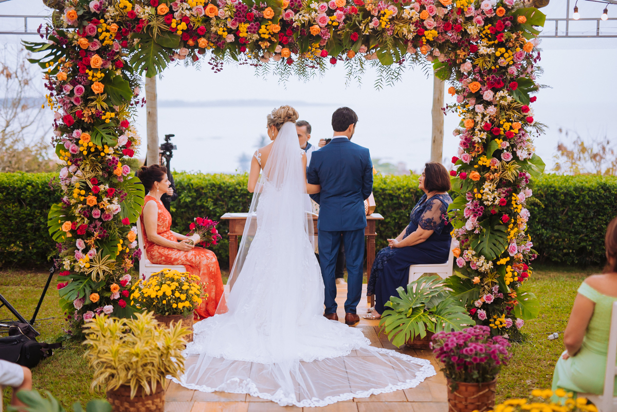 noivos durante a cerimônia