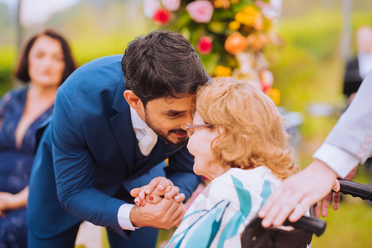 avó trazendo as alianças