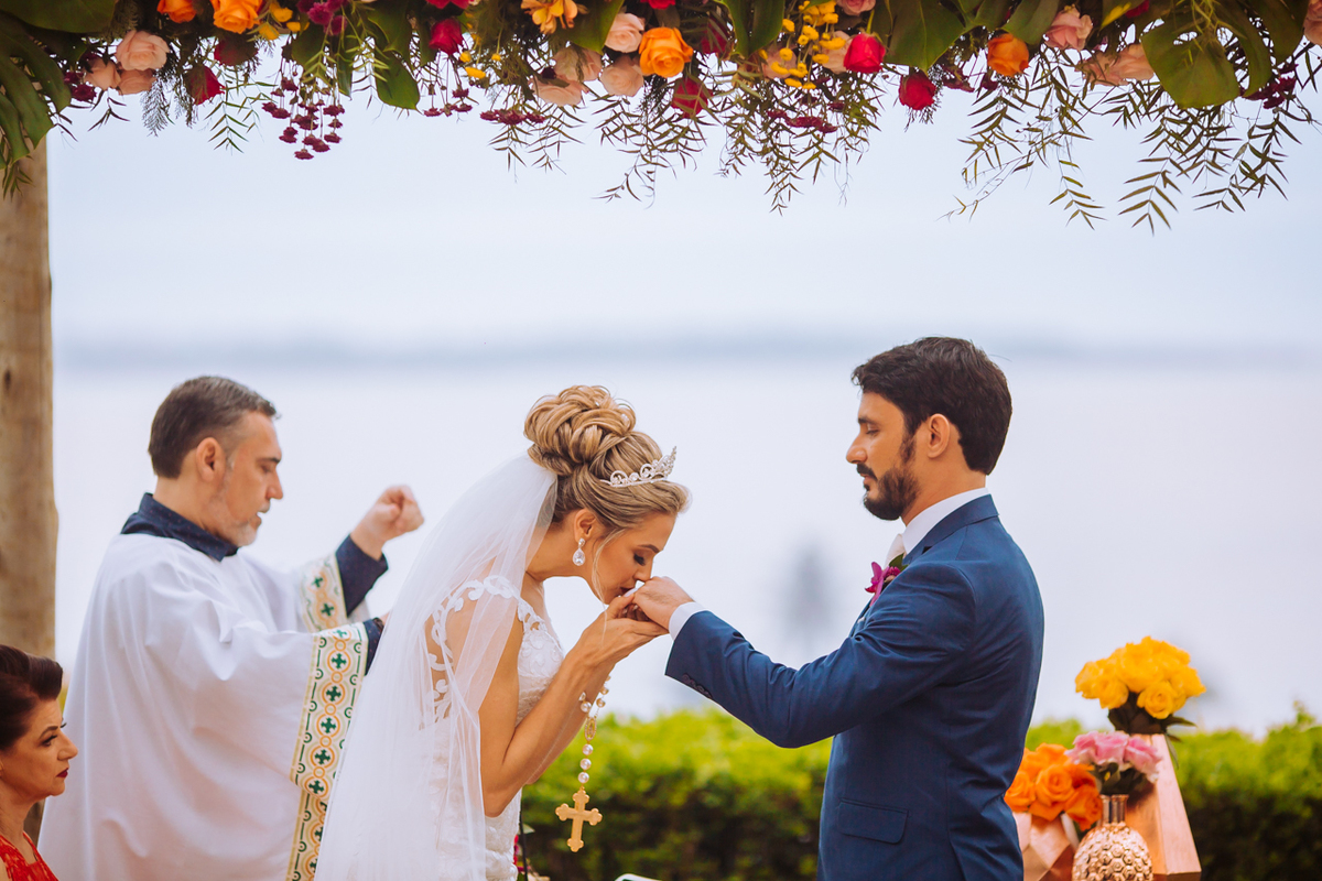 noiva beijando a mão do noivo