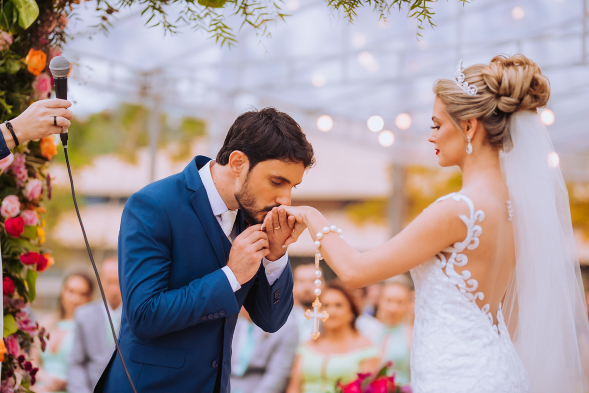 noivo beijando a mão da noiva