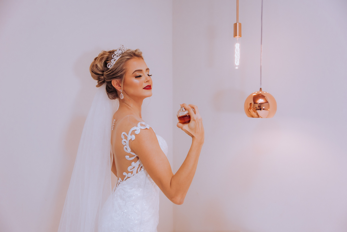 noiva colocando perfume