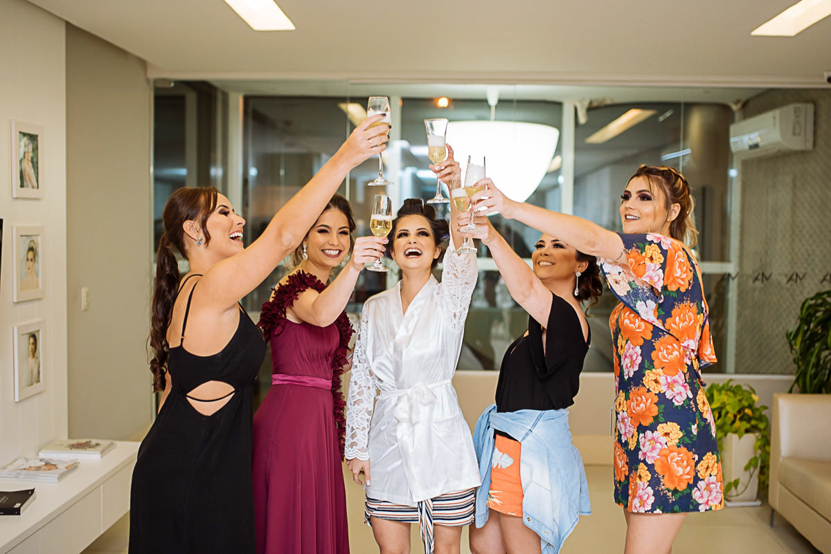 noiva comemorando com madrinhas