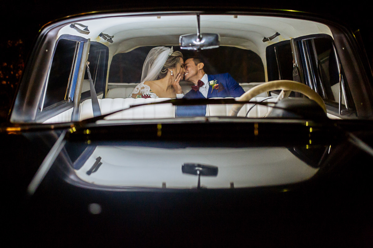 noivos no carro