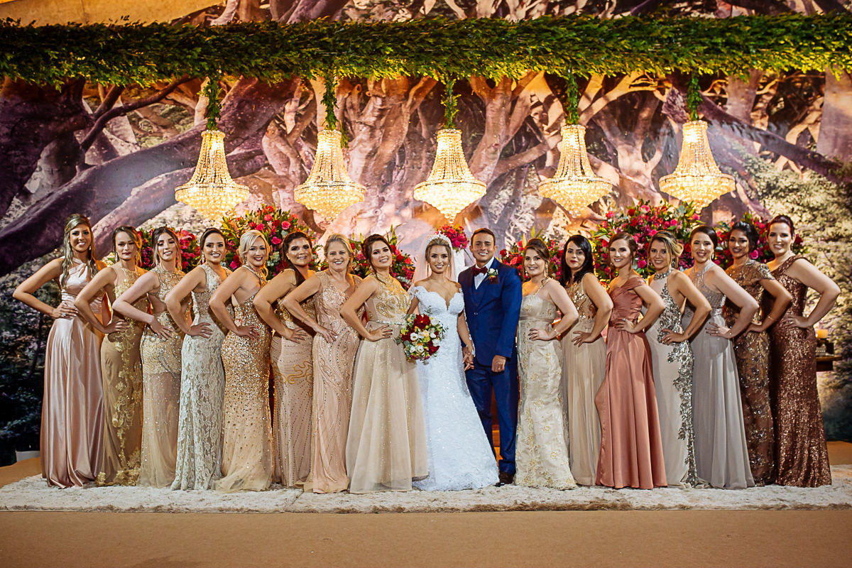 noivos na mesa do bolo