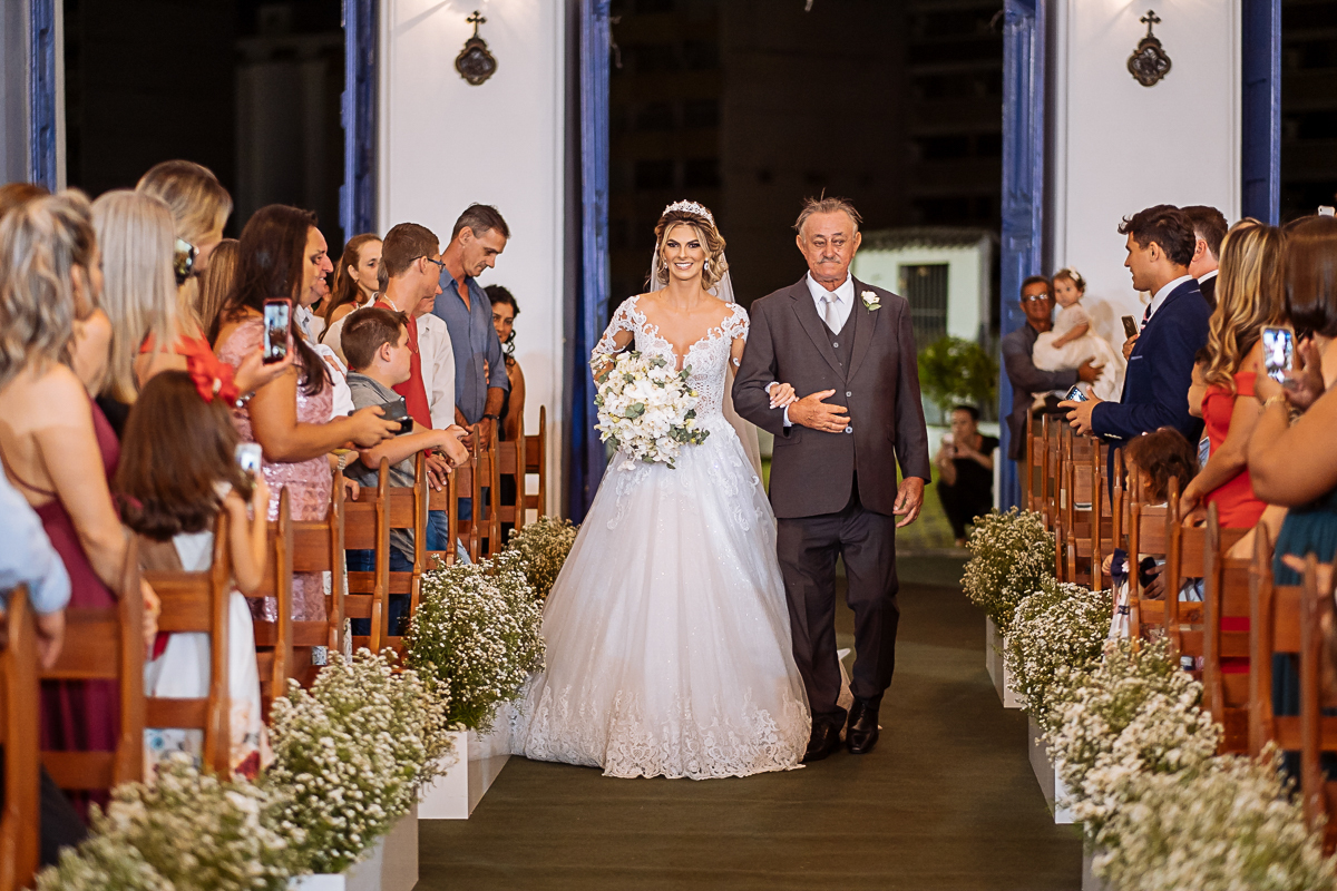 registro fotográfico do casamento de Flávia e Johnn, em Vitória-ES, por Schmitz Fotografia, fotógrafos de casamento no Espírito Santo, entrada da noiva