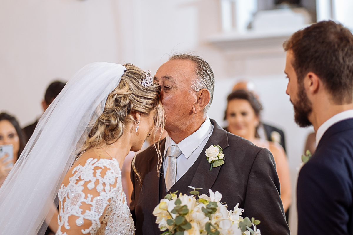 registro fotográfico do casamento de Flávia e Johnn, em Vitória-ES, por Schmitz Fotografia, fotógrafos de casamento no Espírito Santo, pai da noiva dando um beijo nela